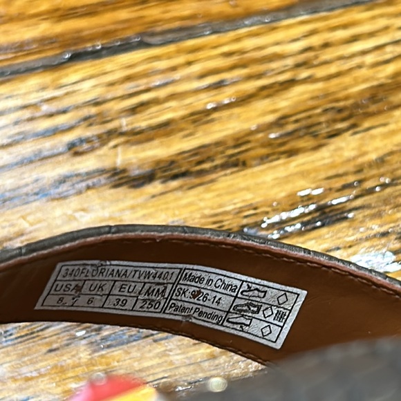 Vionic Florina style sandals. Leather straps/croc print w/coral beads. Size 8. - Picture 8 of 16